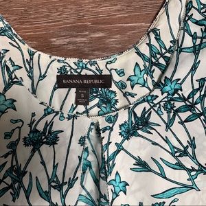 Banana Republic blue floral flutter tank Sz S